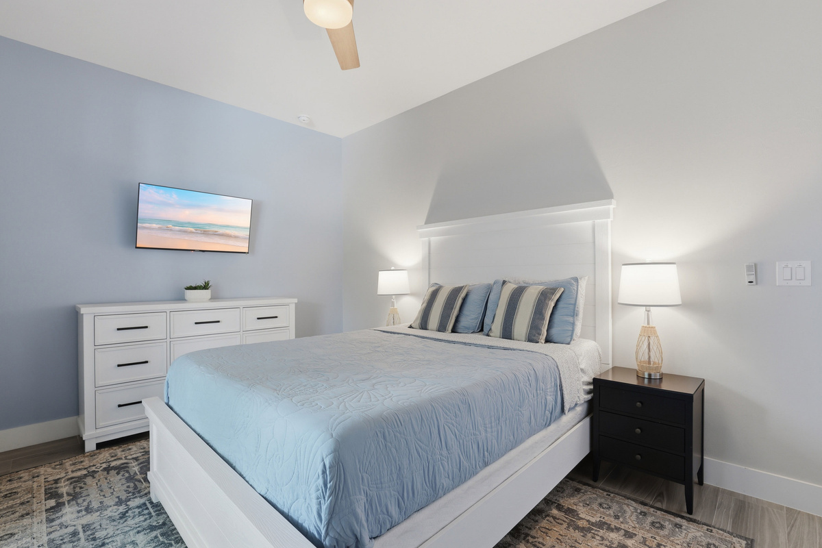 Queen guest room with lanai access and TV