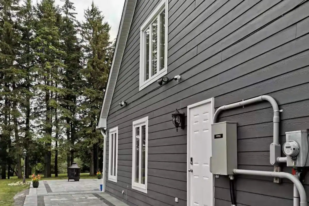 Eastside entrance to the house, alternative / 2nd way to enter the house, can be remotely opened