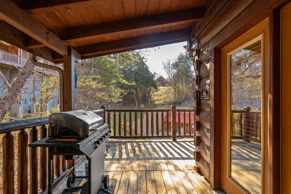 Fire up the propane grill and enjoy effortless cookouts, making it easy to bring everyone together for a casual meal outdoors.