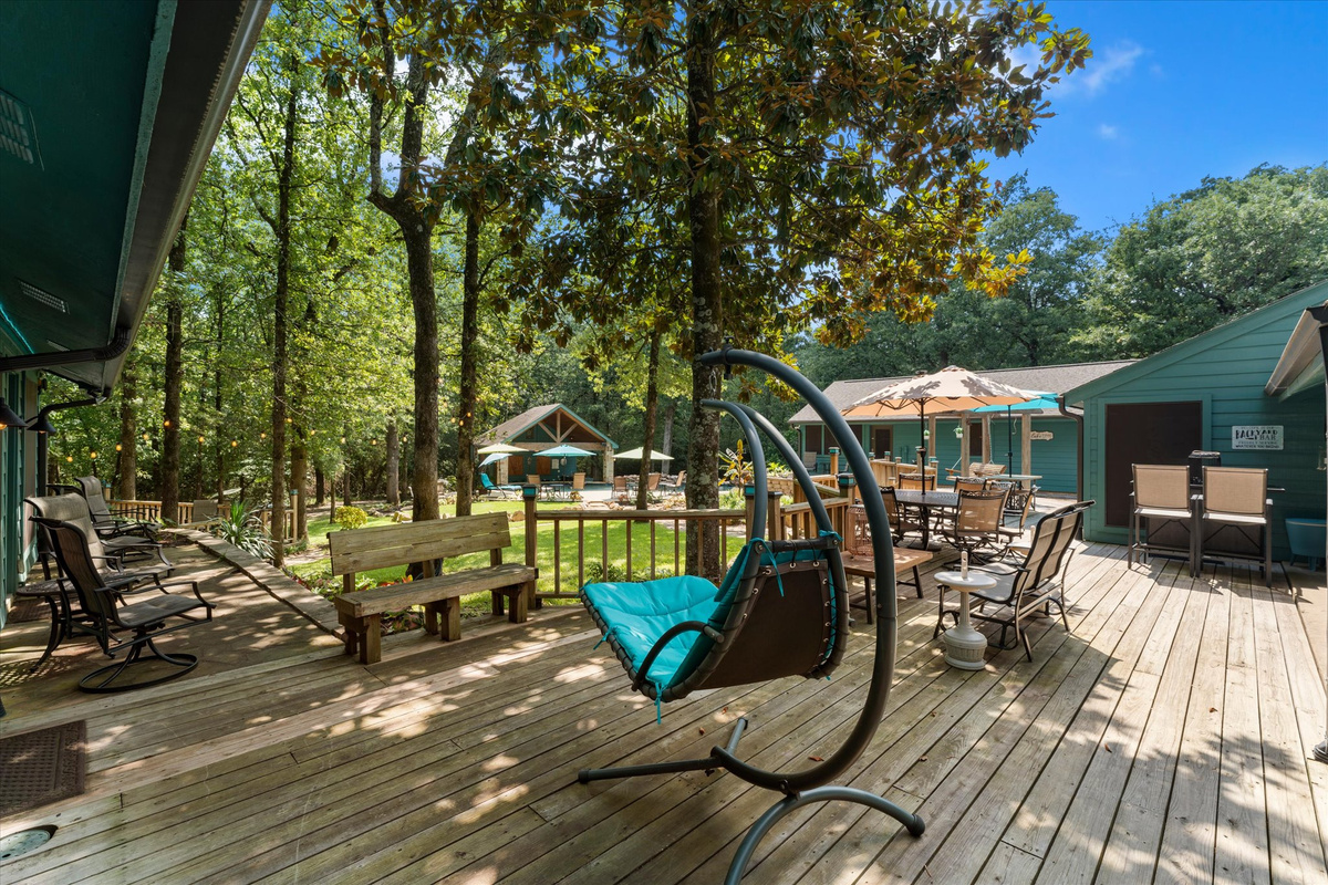 The swinging hammock on the back deck is perfect for unwinding. Just steps away from King 3 & 4, it also features a cozy bench, offering a tranquil spot to sit and enjoy the surroundings.