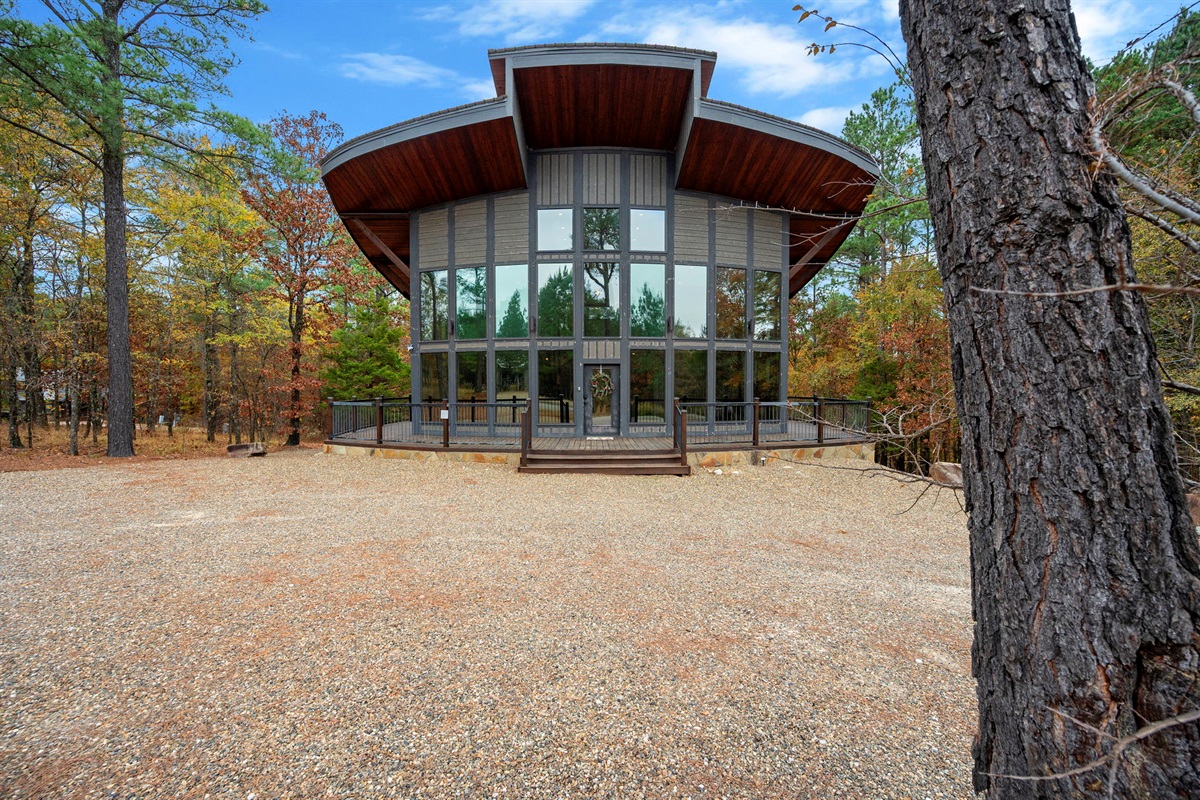 Plenty of space at Round Here Buzz 🌲 Pull right up and park close with room to spare. Head to the side or backyard and kick back with cornhole and evenings around the fire pit. Relax, spread out, and enjoy every moment of your Hochatown getaway 🔥✨ 