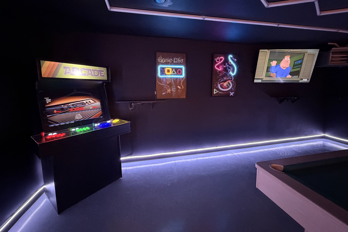 Garage Game Room. Arcade, Pool Table, Couch, Recliner 60" TV