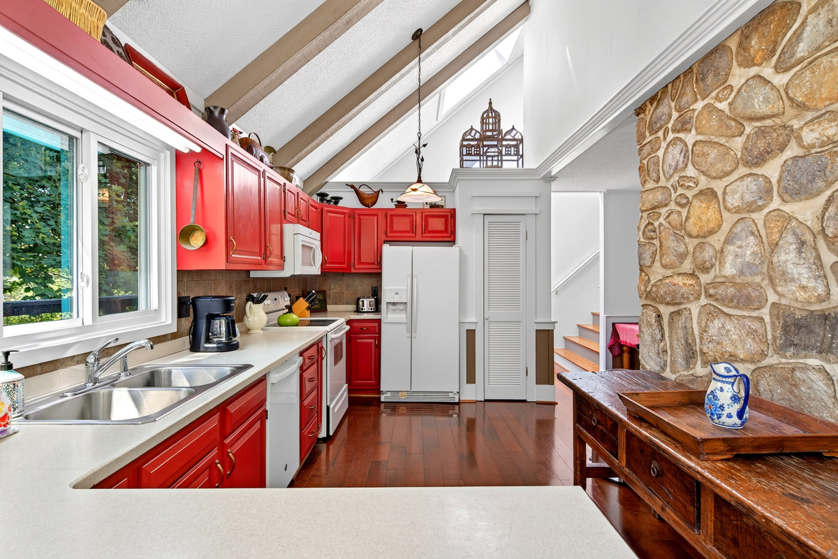 Fully functional kitchen