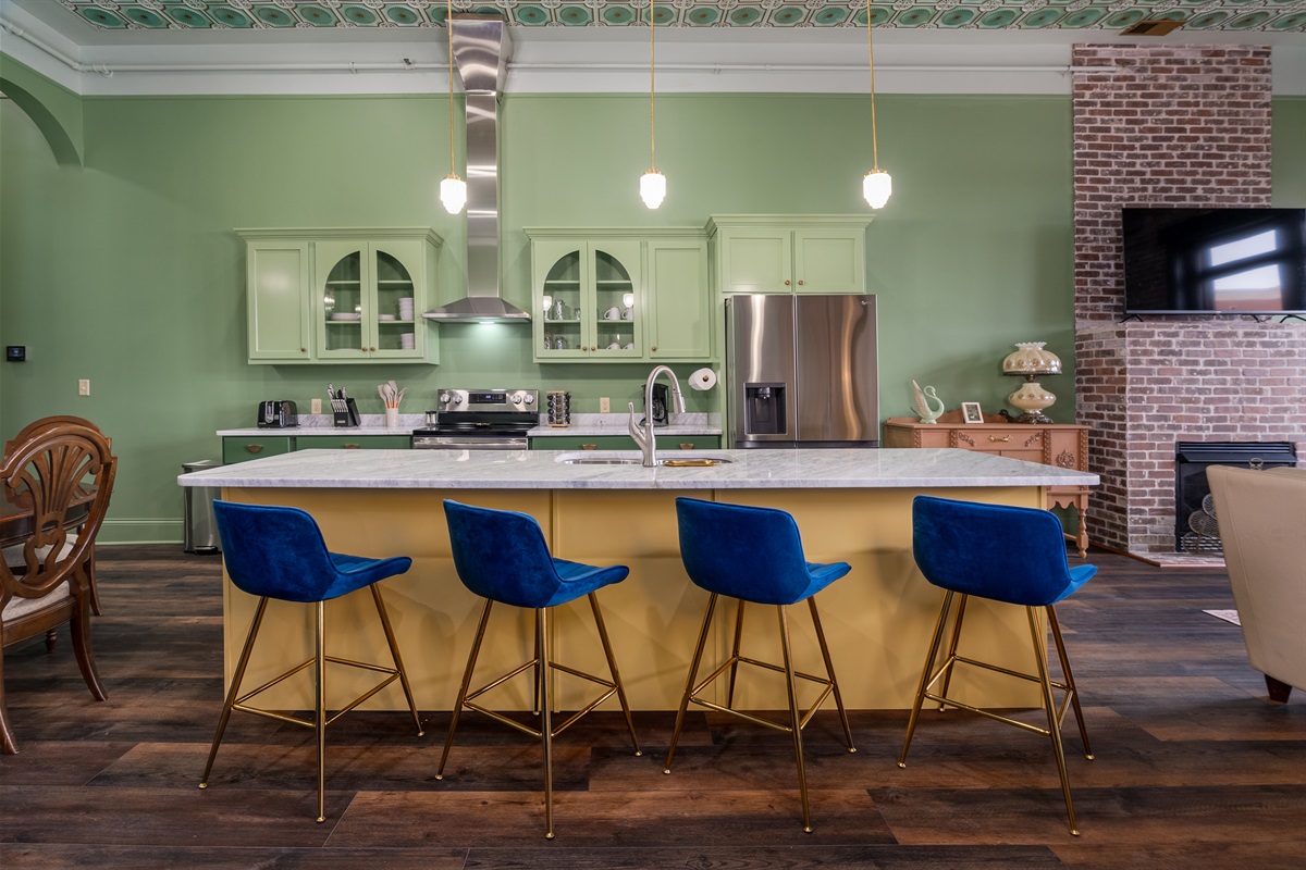 Seating for 4 at the breakfast bar