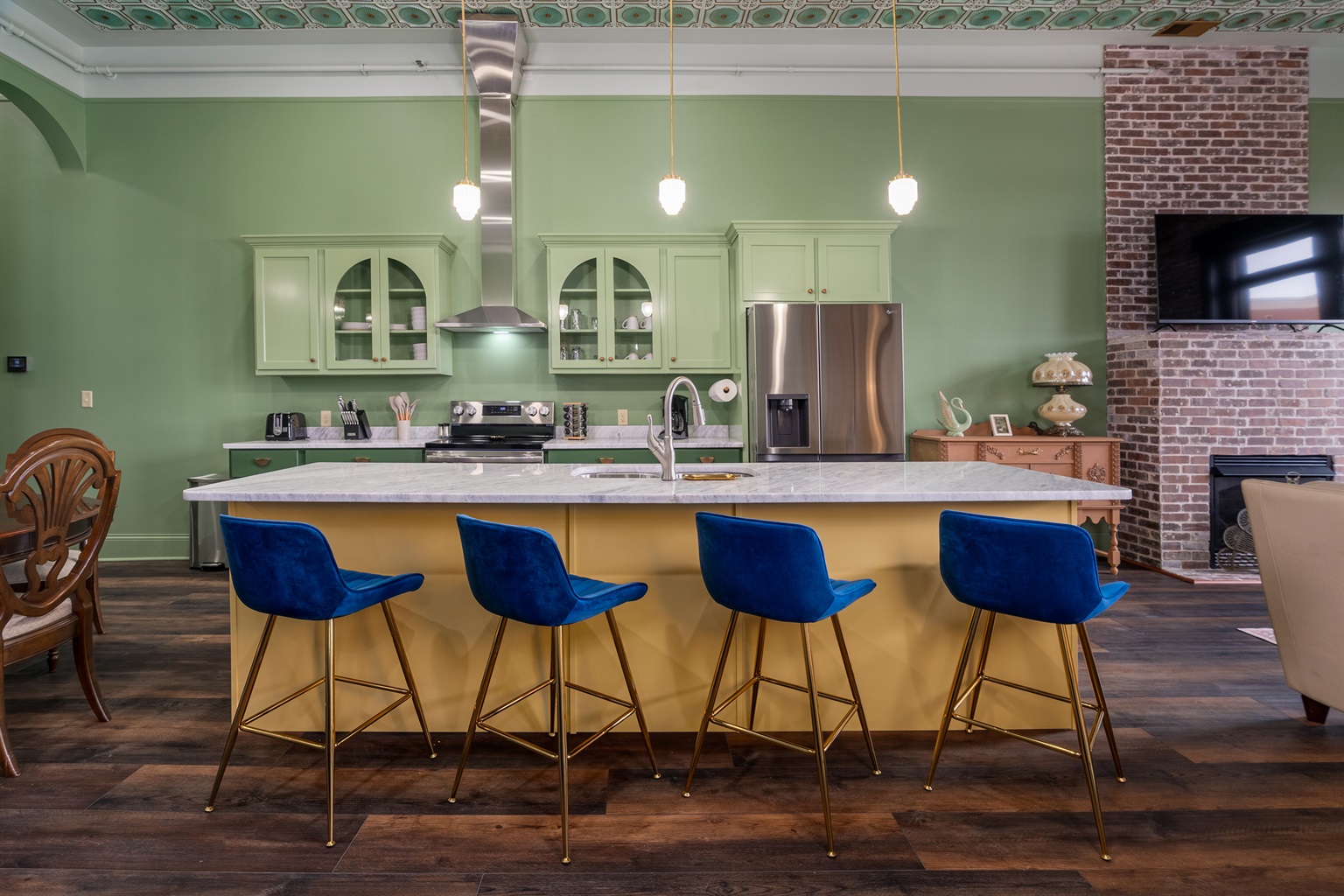 Seating for 4 at the breakfast bar