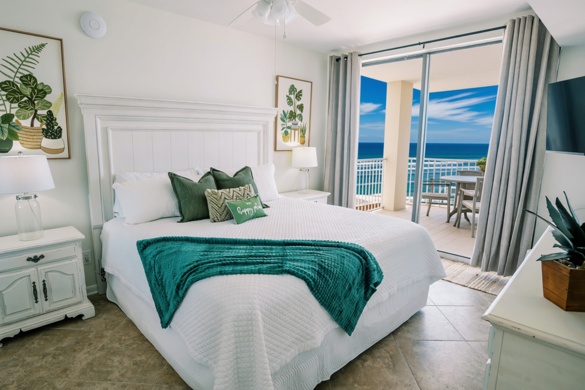 Cozy comfie bedding, and what a wake-up view 🌞