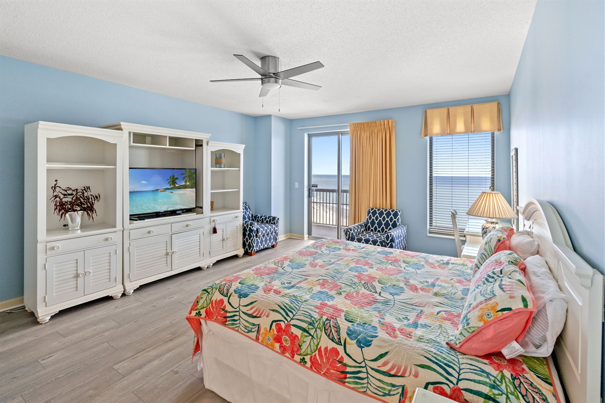 King bed in Main Bedroom