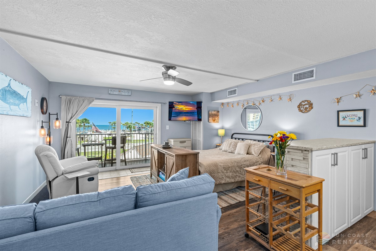 Studio with Queen bed and ample seating!