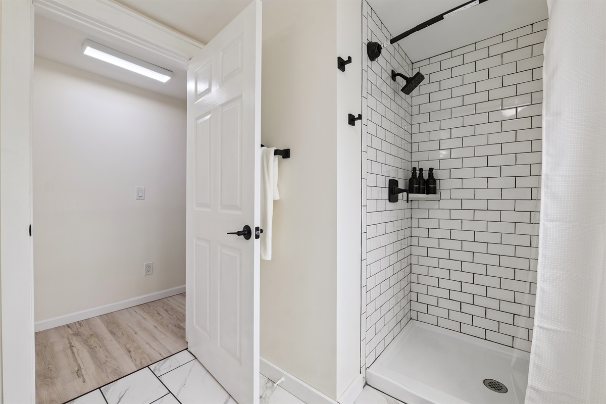 Full bathroom, brand new and fresh with tub/shower