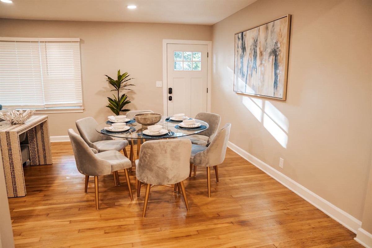 Downstairs dining area seating for 6 people