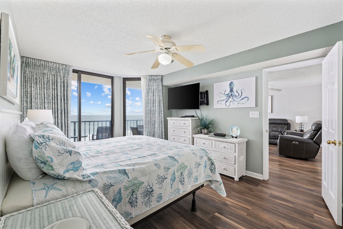 Master bedroom with King bed, ensuite bathroom & gorgeous oceanview 
