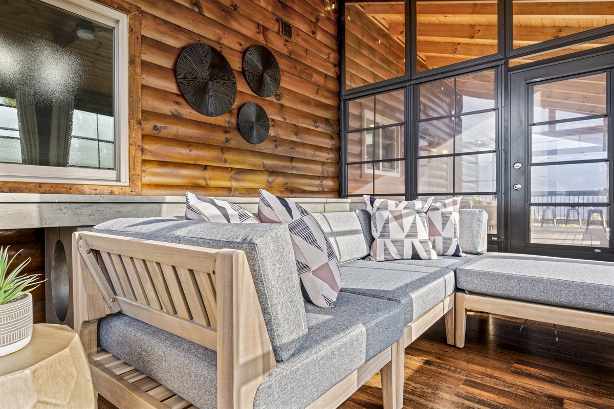 Main floor: Relax and immerse yourself in the stunning mountain views at Signature Stay