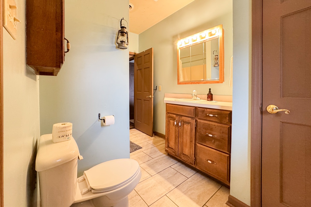 This upper level bathroom is a jack n Jill style bathroom. Directly off the Fontana Lake themed bedroom with easy access for the Scenic Drives and Waterrock Knob themed bedrooms.