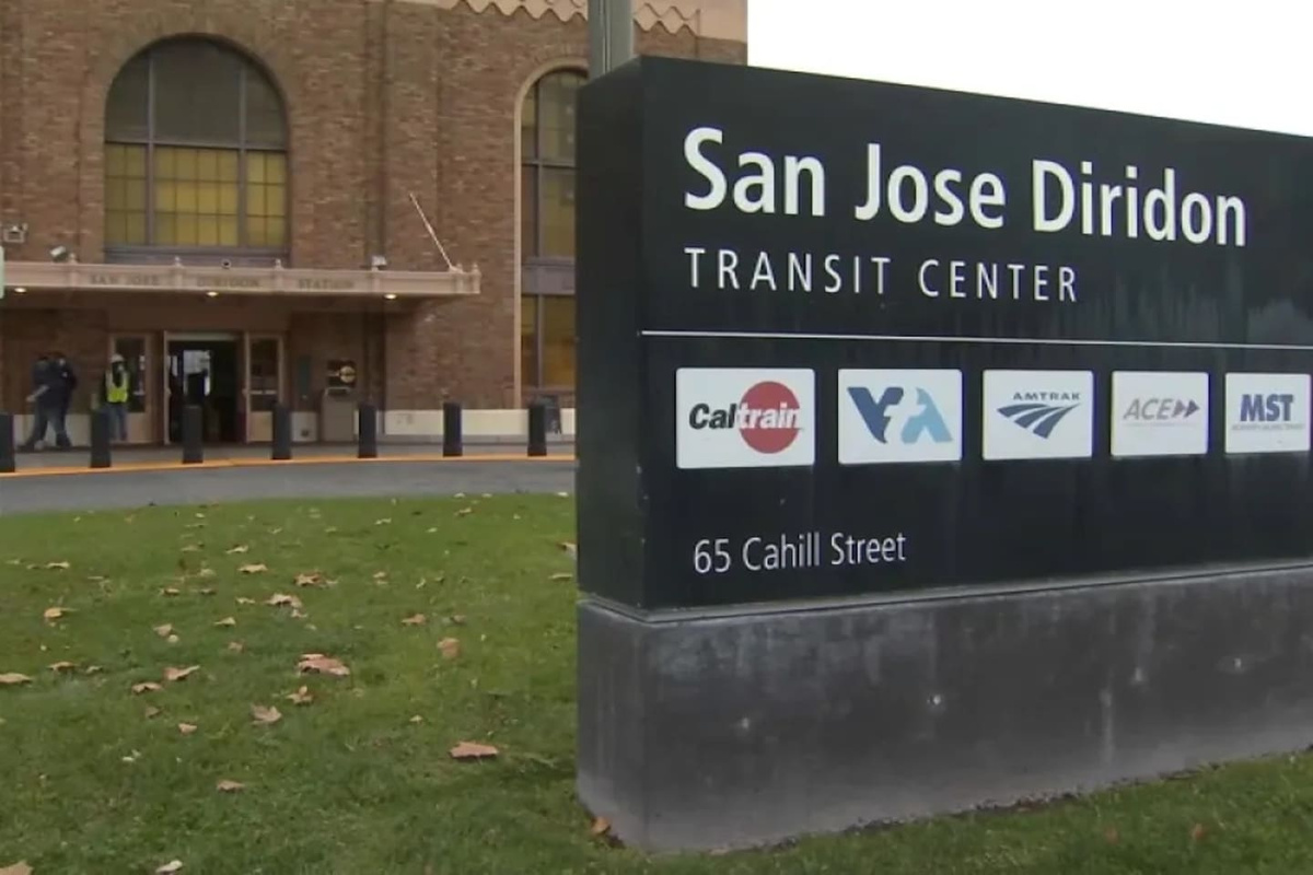 The property is only a few minutes' drive to the Diridon Station, where you can take different forms of public transportation to the rest of the Bay Area 