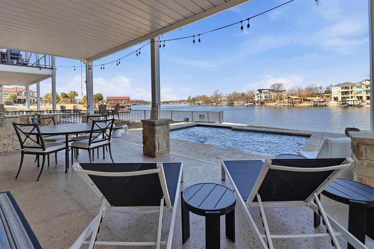 2 loungers on the outdoor patio
