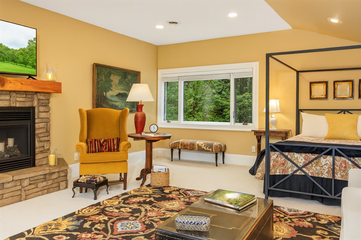 Enjoy forest views, wild birds, and sunshine from the Great Room. All the comforts of home, away from home! Relax with your honey or your bestie and experience the best, The Nest Abingdon.