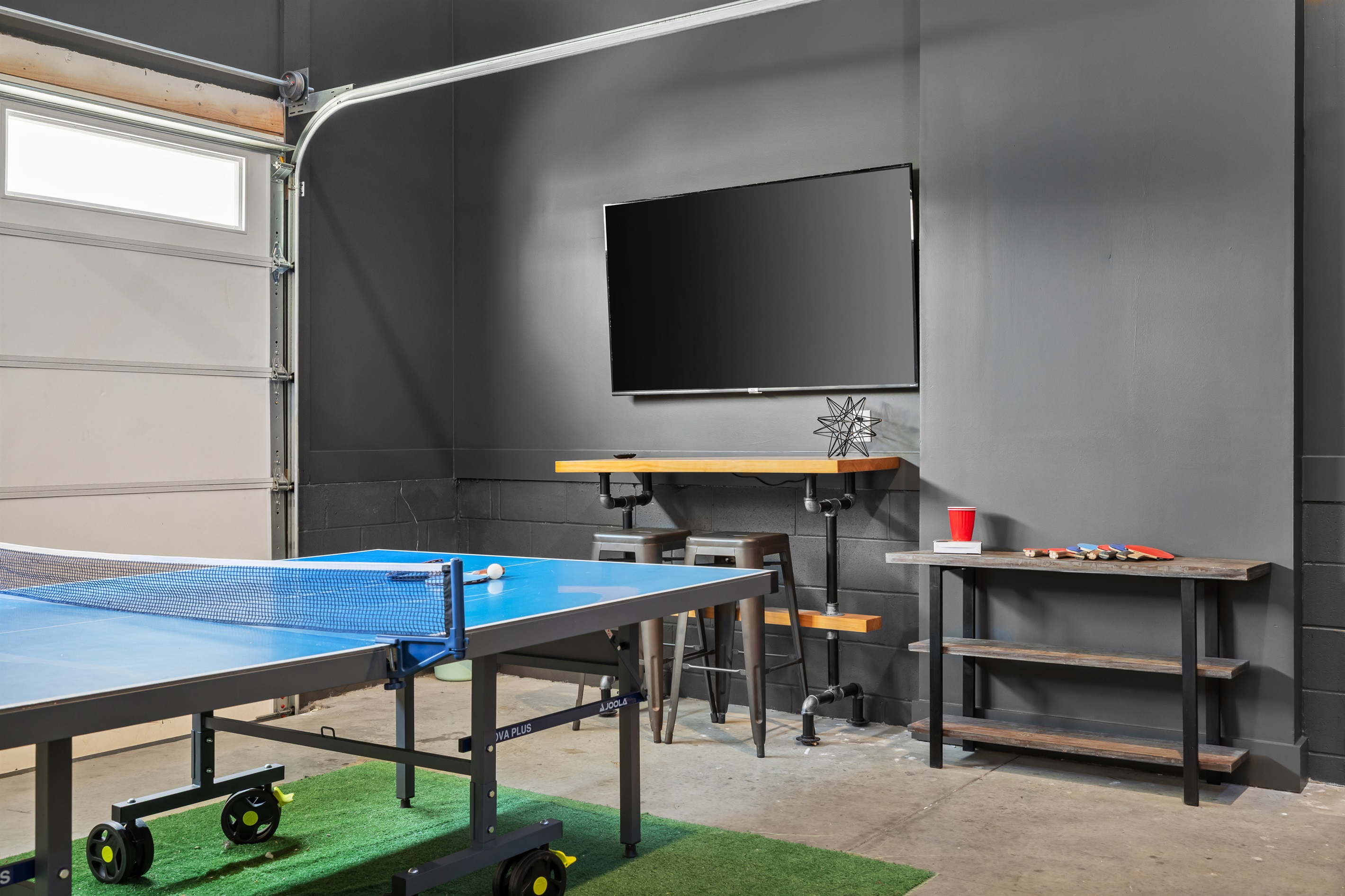 Game Room: Challenge your friends to ping pong while enjoying great entertainment!