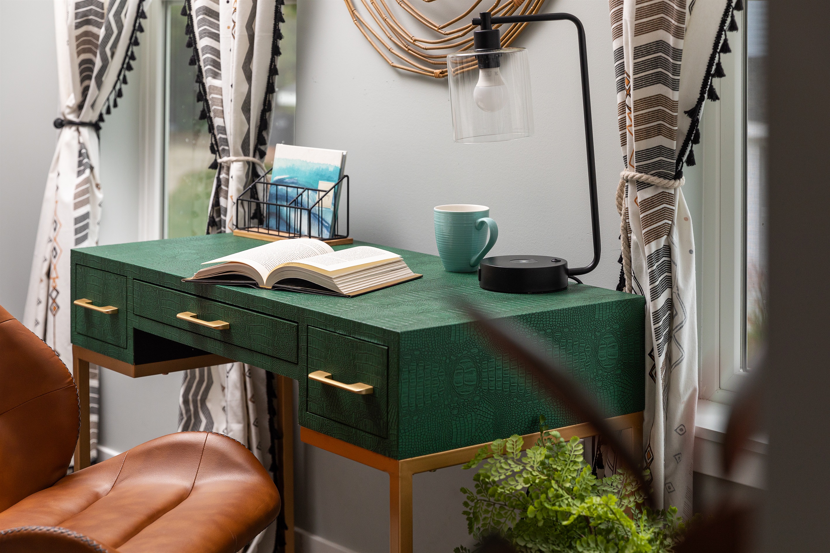 Nice desk to work at, enjoy the light