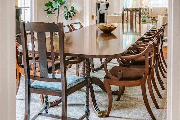 Entertain family and friends in the dining room with towering 11+ foot ceilings.  The long dining room table is perfect for gathering together and making lasting Savannah memories.