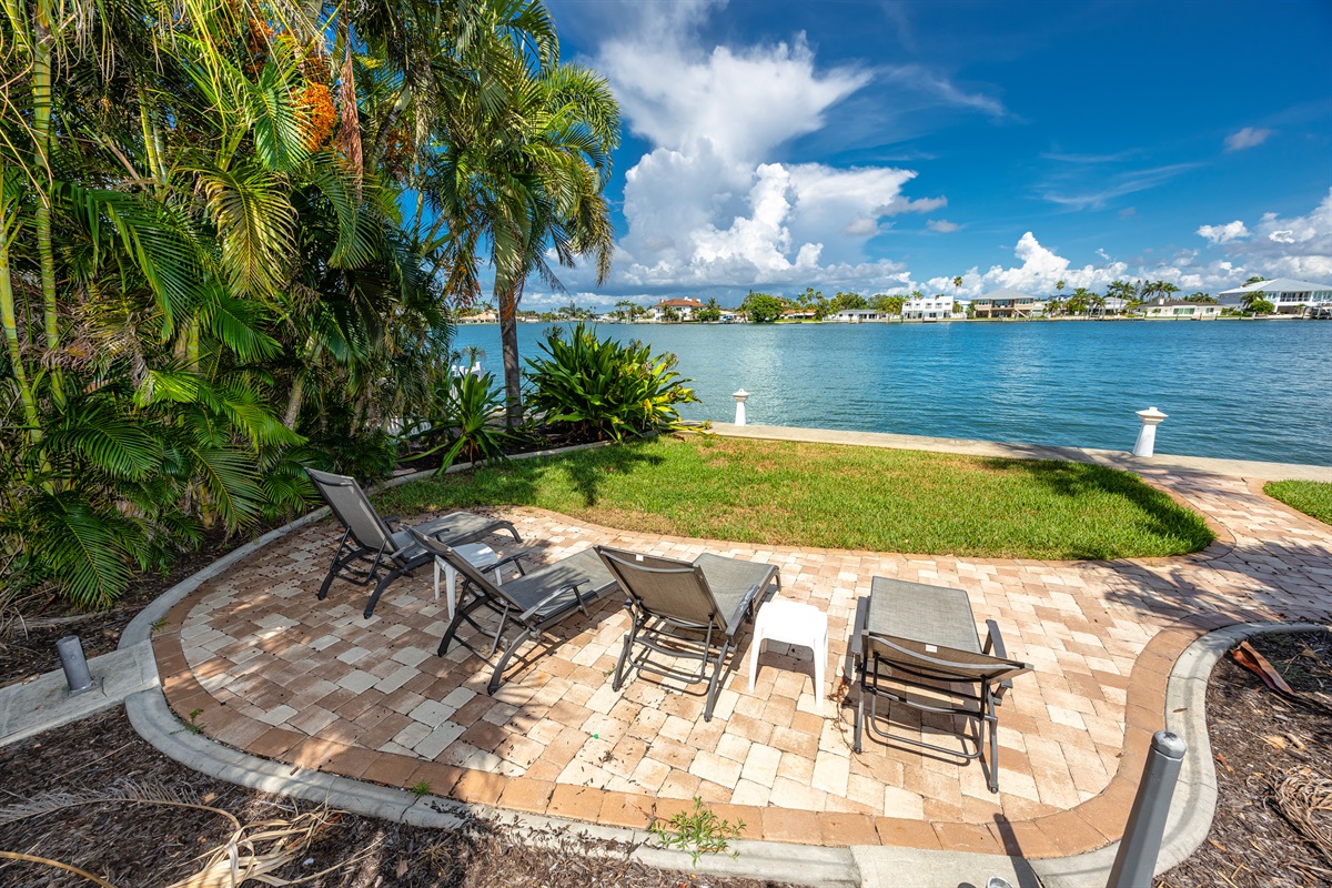 Extra Loungers Relax with a view