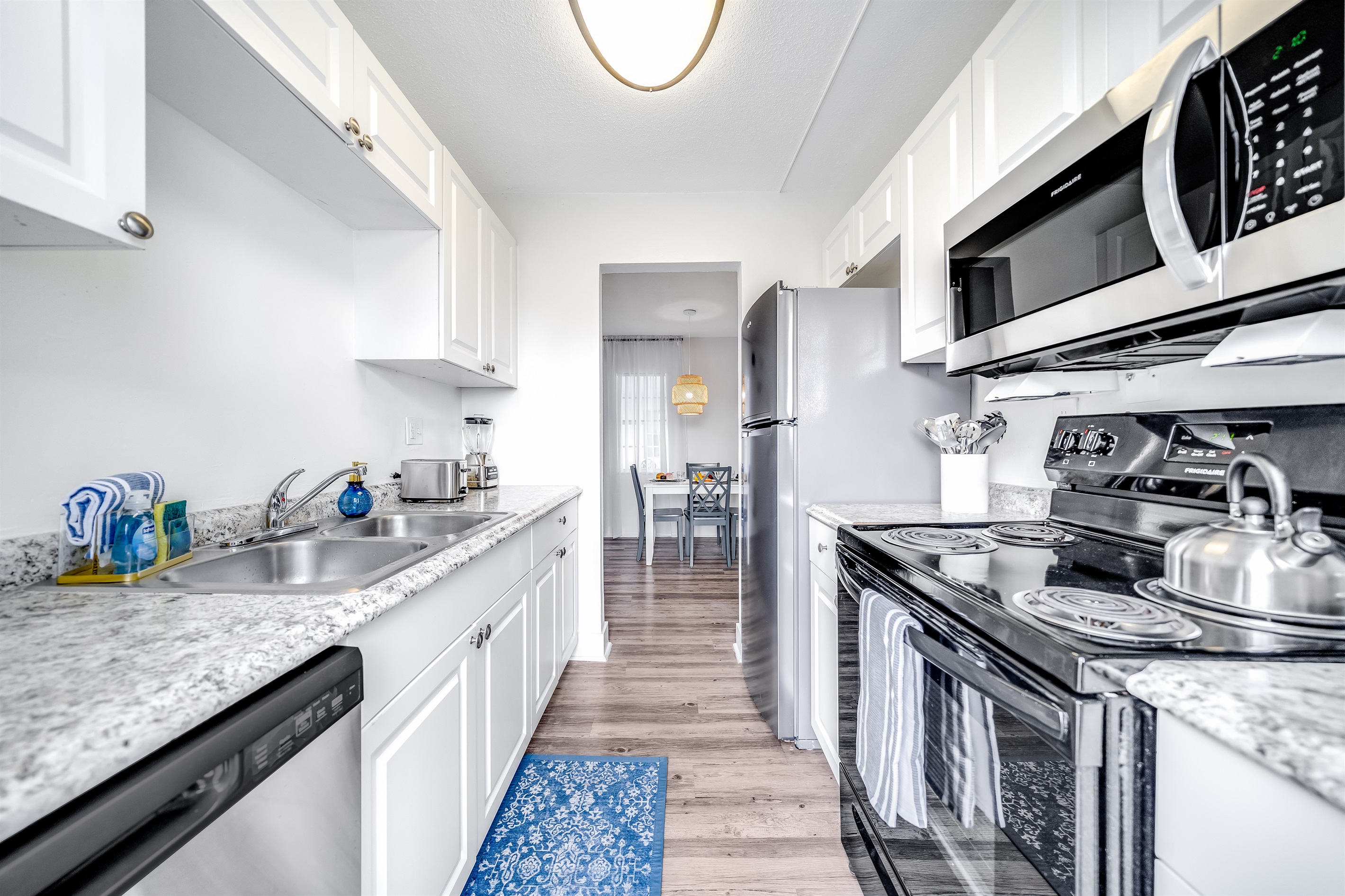 Relaxing Ground Floor Canal View – Palm Wave Stays 6