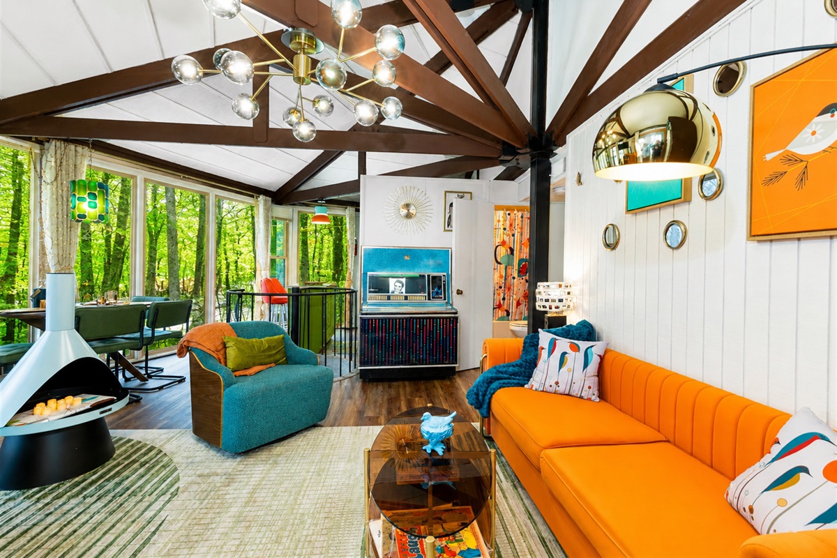 Octagon retro tree house! Surrounded by the trees! features jukebox, phone booth and lots of fun ways to enjoy nature!
