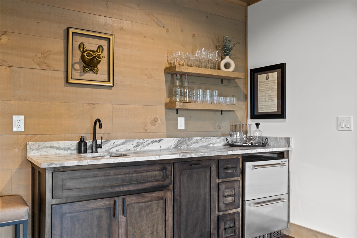 The chic wet bar is your go-to for happy hour cocktails or celebratory nightcaps. With a vibe as cool as your drinks.