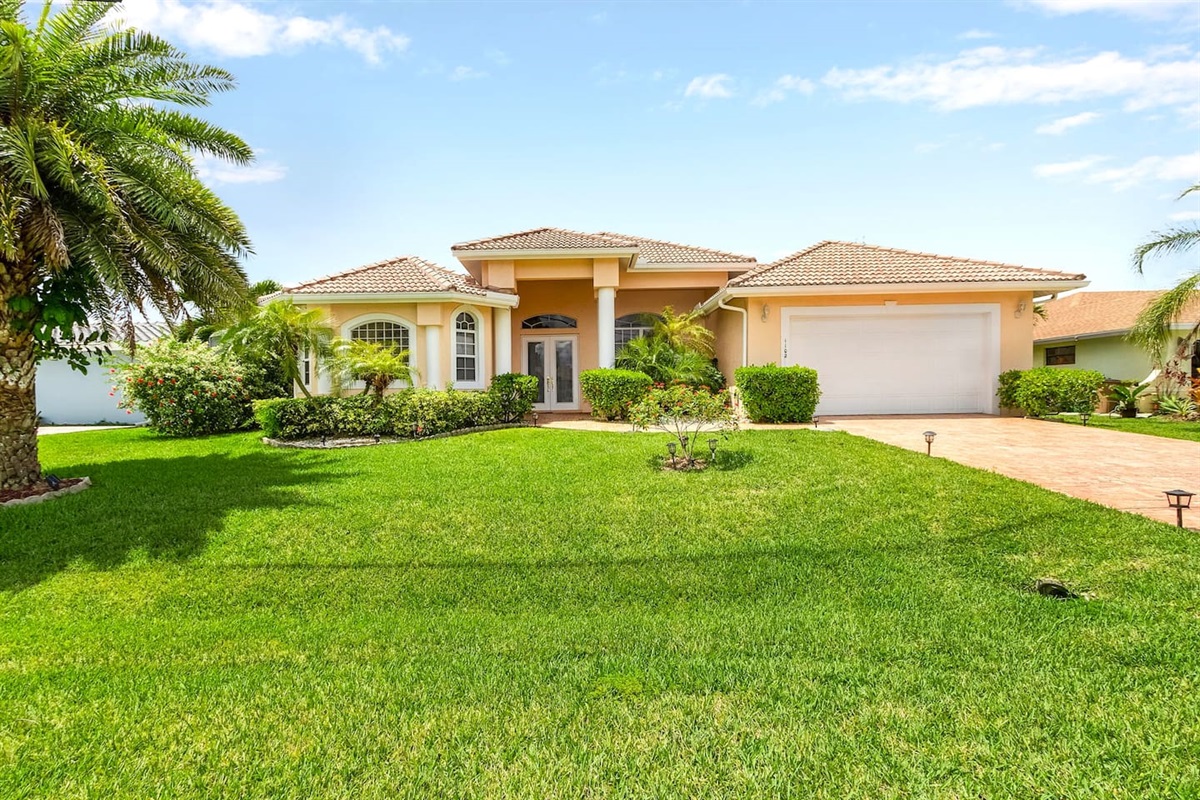 Villa Rosa - Gulf Access Home with heated Pool and Spa 