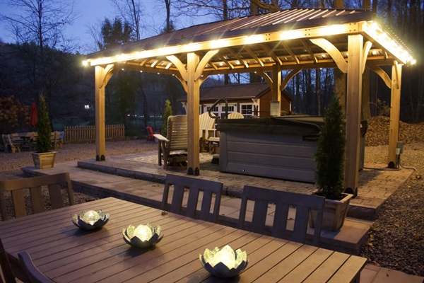 Outside Dining/ Hot Tub