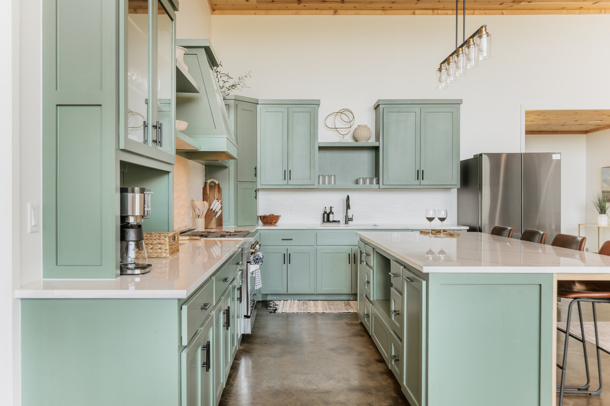 Fully equipped chef’s kitchen with everything you need to feel right at home. Oversized island is perfect for larger groups.
