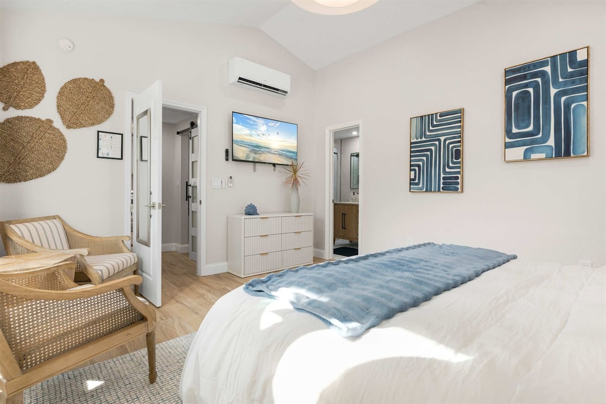 [Bedroom #2] King Tempur-pedic bed, TV & bathroom