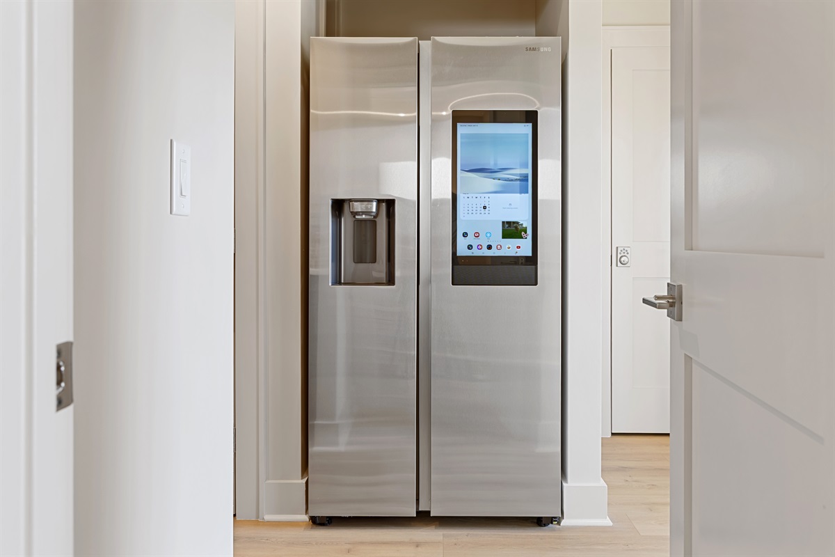 Yet another refrigerator - room for all your eats & drinks