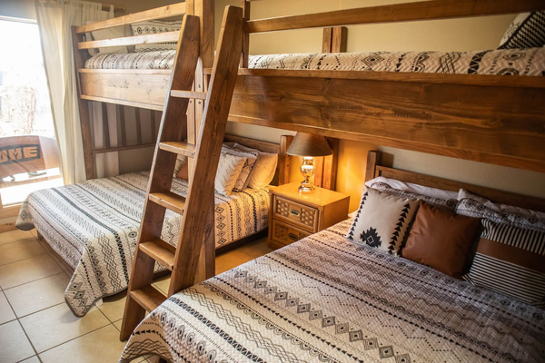 Bunk Room at Tanasi Lodge: 2 queen beds · 2 double beds