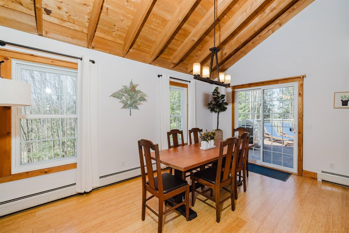 Beautiful dining space for 6+