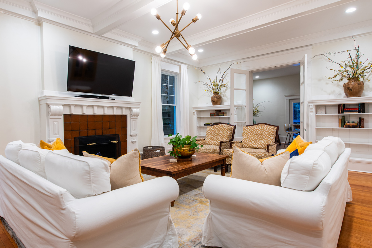 1st Floor Family Room ~ Seating For Large Groups ~ 65" Smart TV