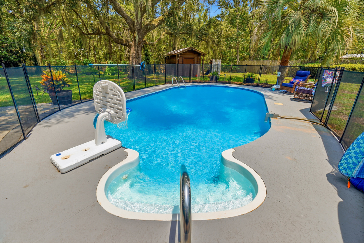 The private pool includes a bubbling pool section, a basketball hoop, and a surrounding safety fence.