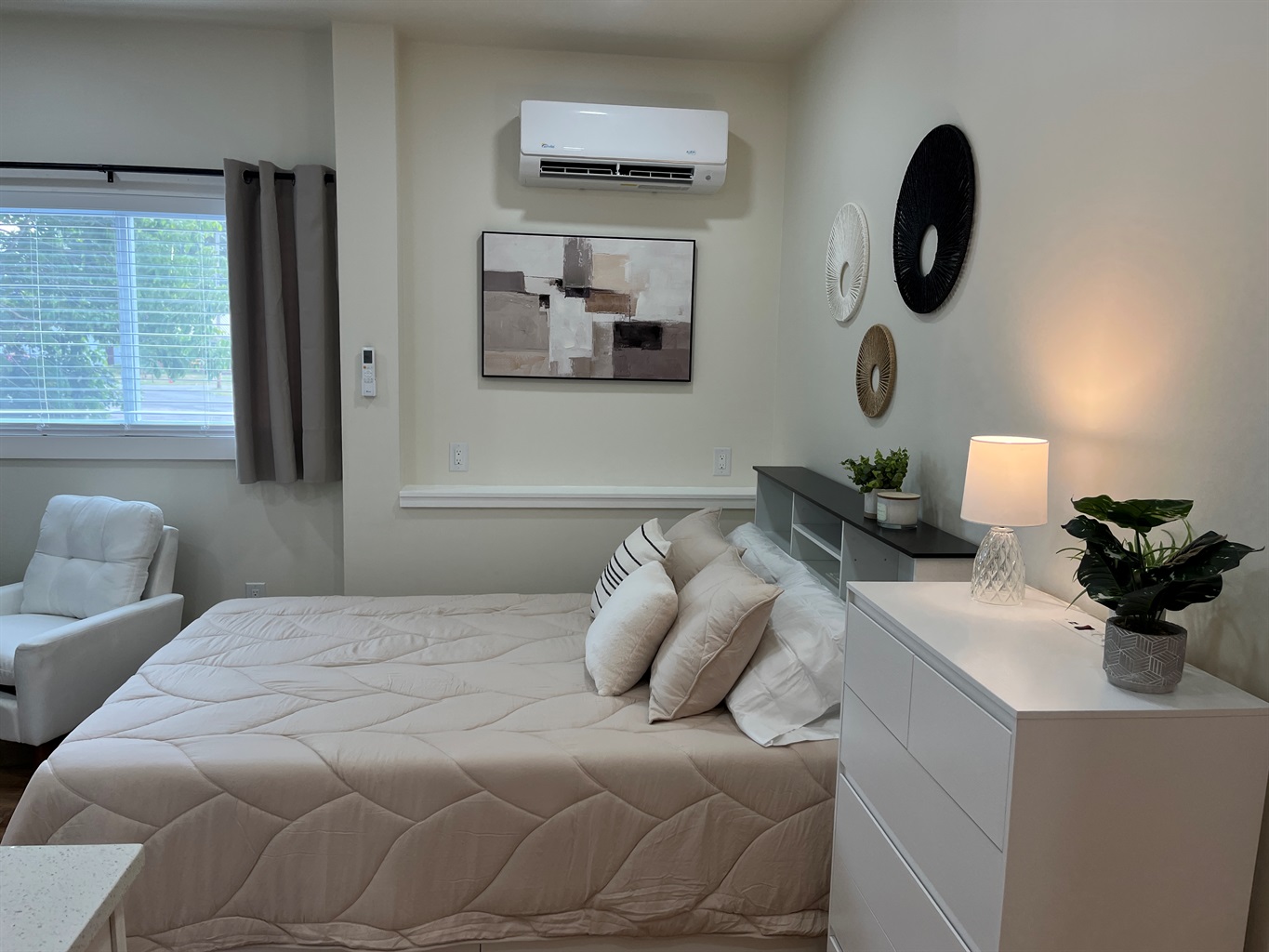 Queen bed in studio sleeping area