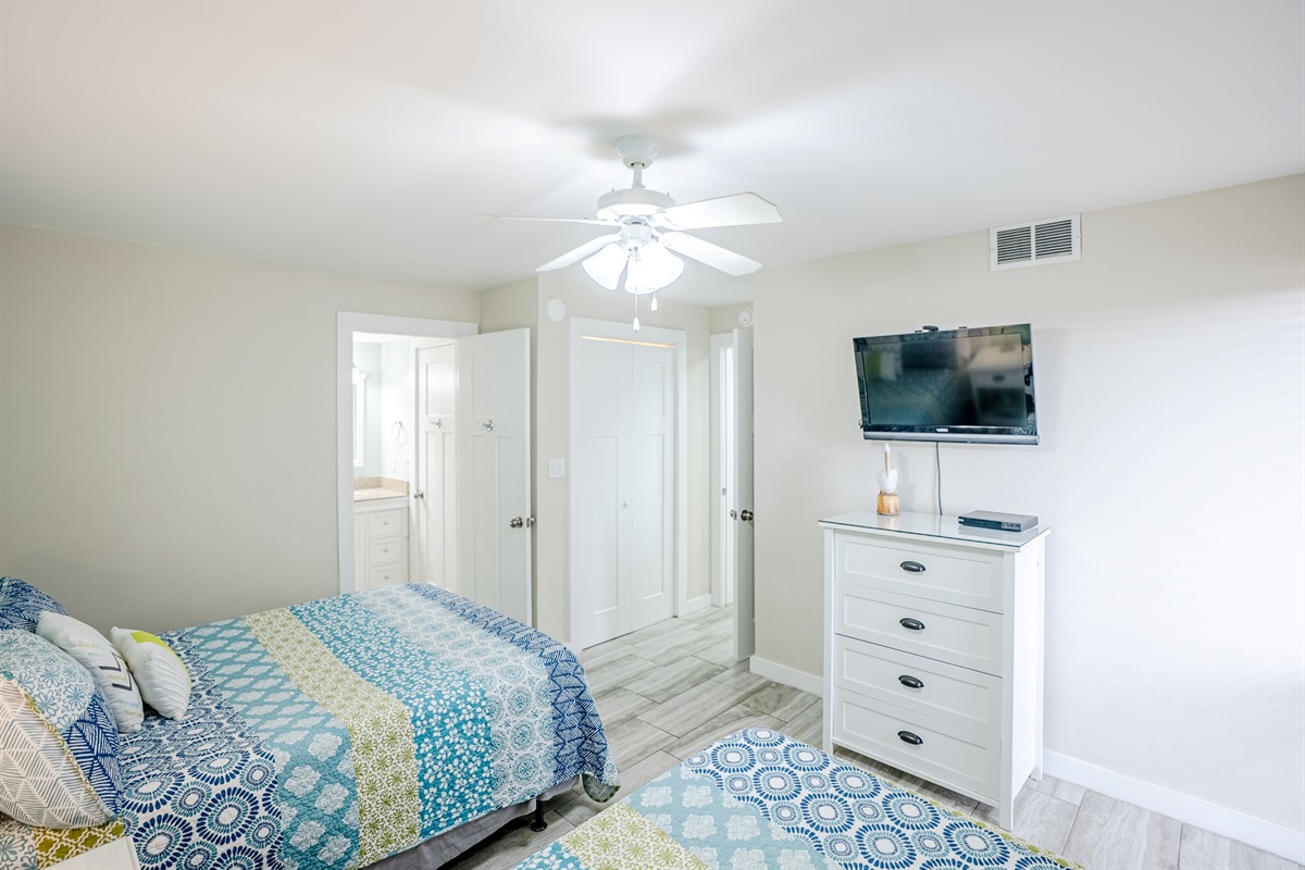 Guest room with two queens, ceiling fan, smart TV and access to the second bathroom