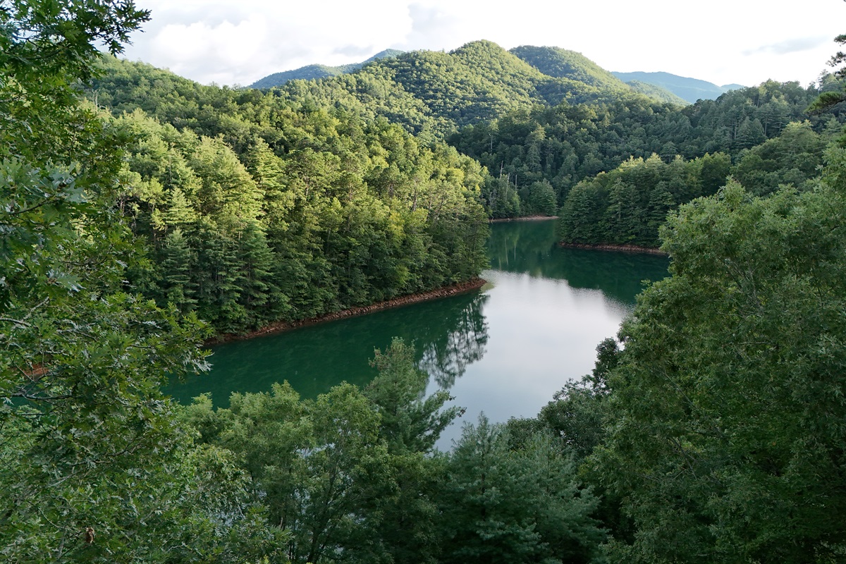 Scenic Retreat: Immerse in nature with breathtaking lake views framed by lush mountains!