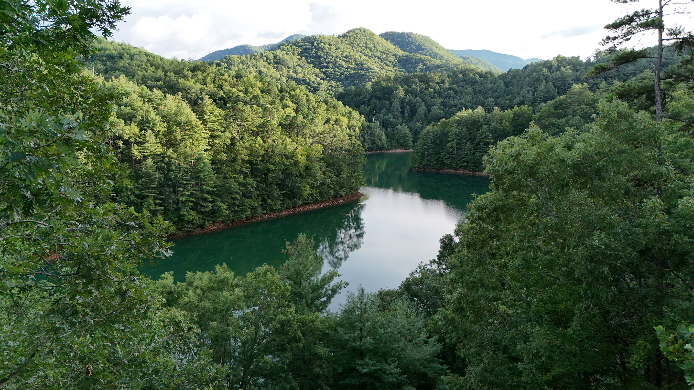 Scenic Retreat: Immerse in nature with breathtaking lake views framed by lush mountains!