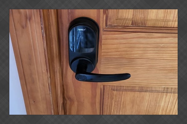 Keyless entry for the exterior entrance and for the apartment entrance.