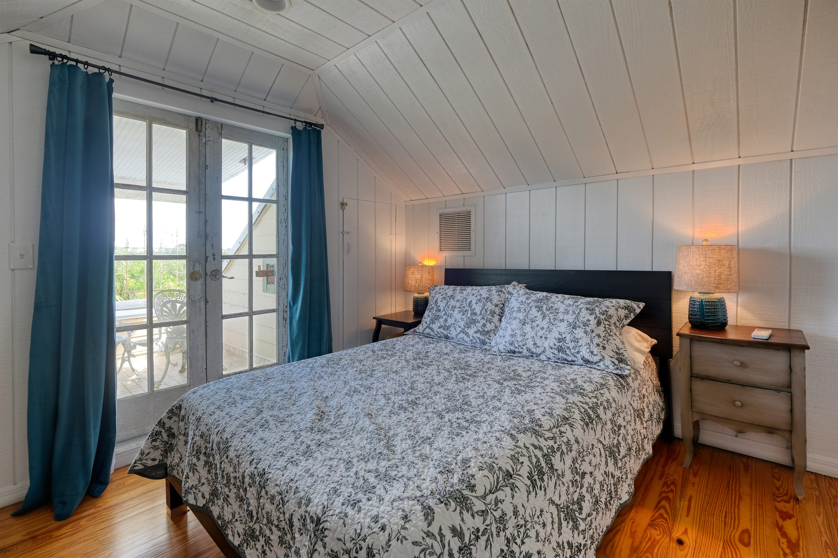 Bedroom with Queen Sized Bed with private terrace