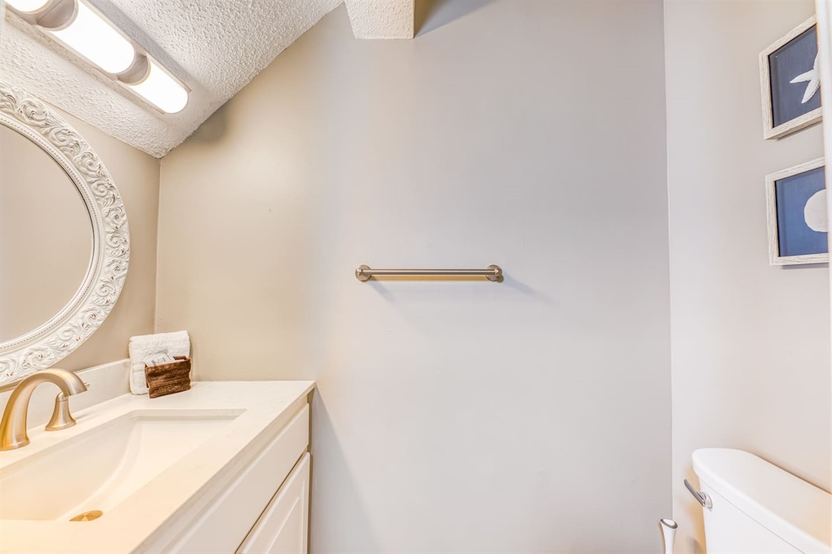 Bathroom Retreat: Elegant decor and modern amenities for a refreshing getaway!