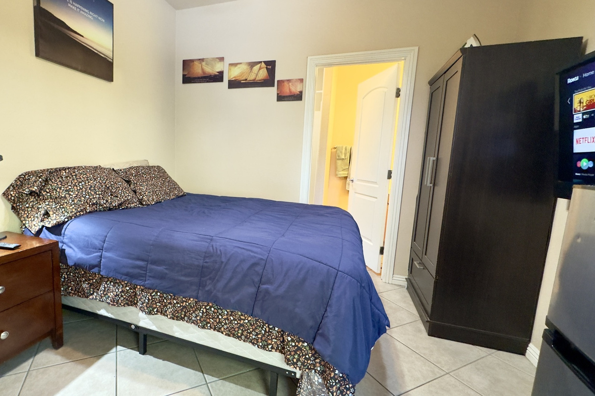 Self-contained guest house with private entrance, Henderson Nevada near Las Vegas Strip