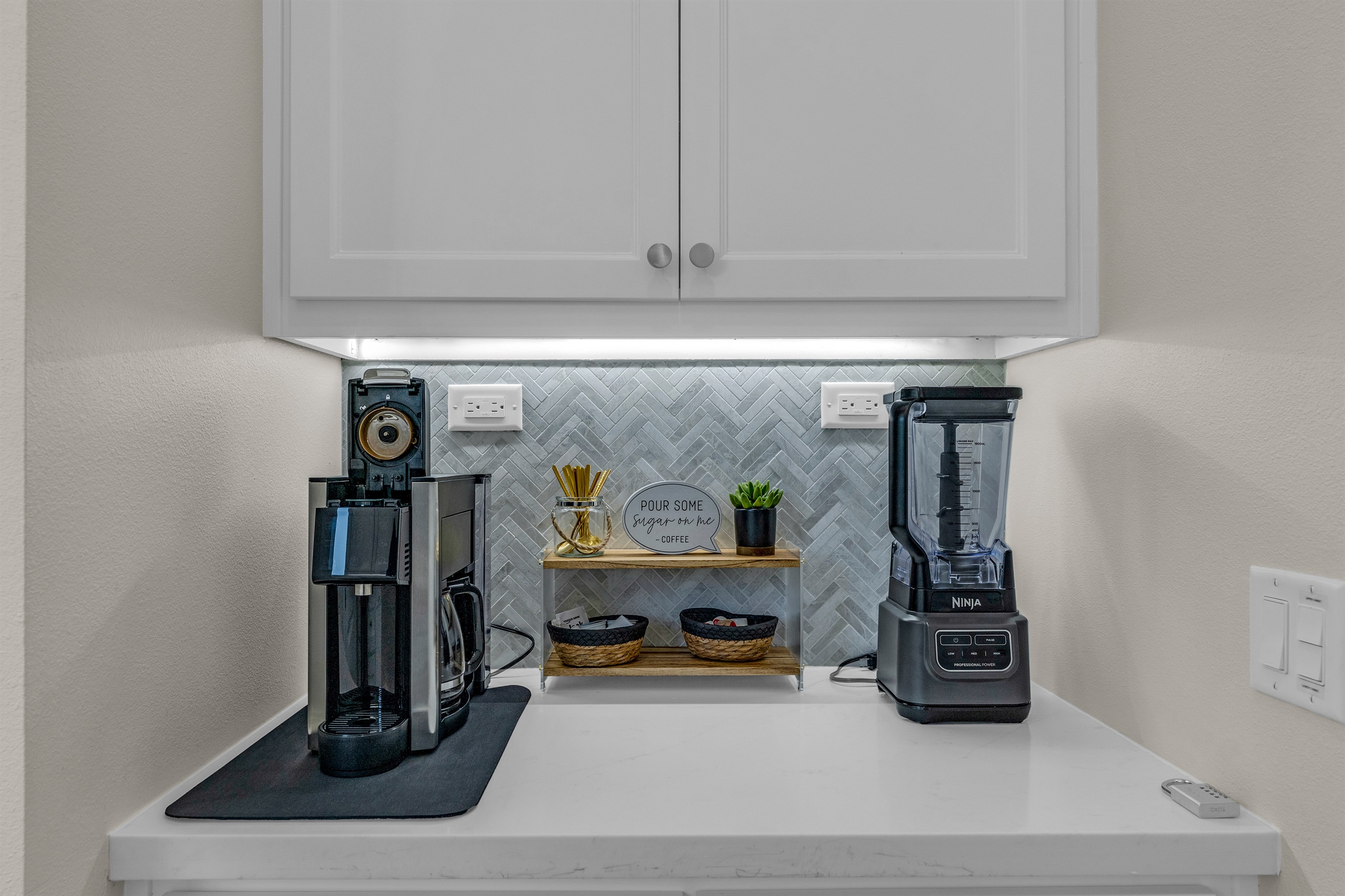 Costa Cristal Kitchen: Kitchen view featuring a coffeemaker and blender, perfect for convenient daily living.