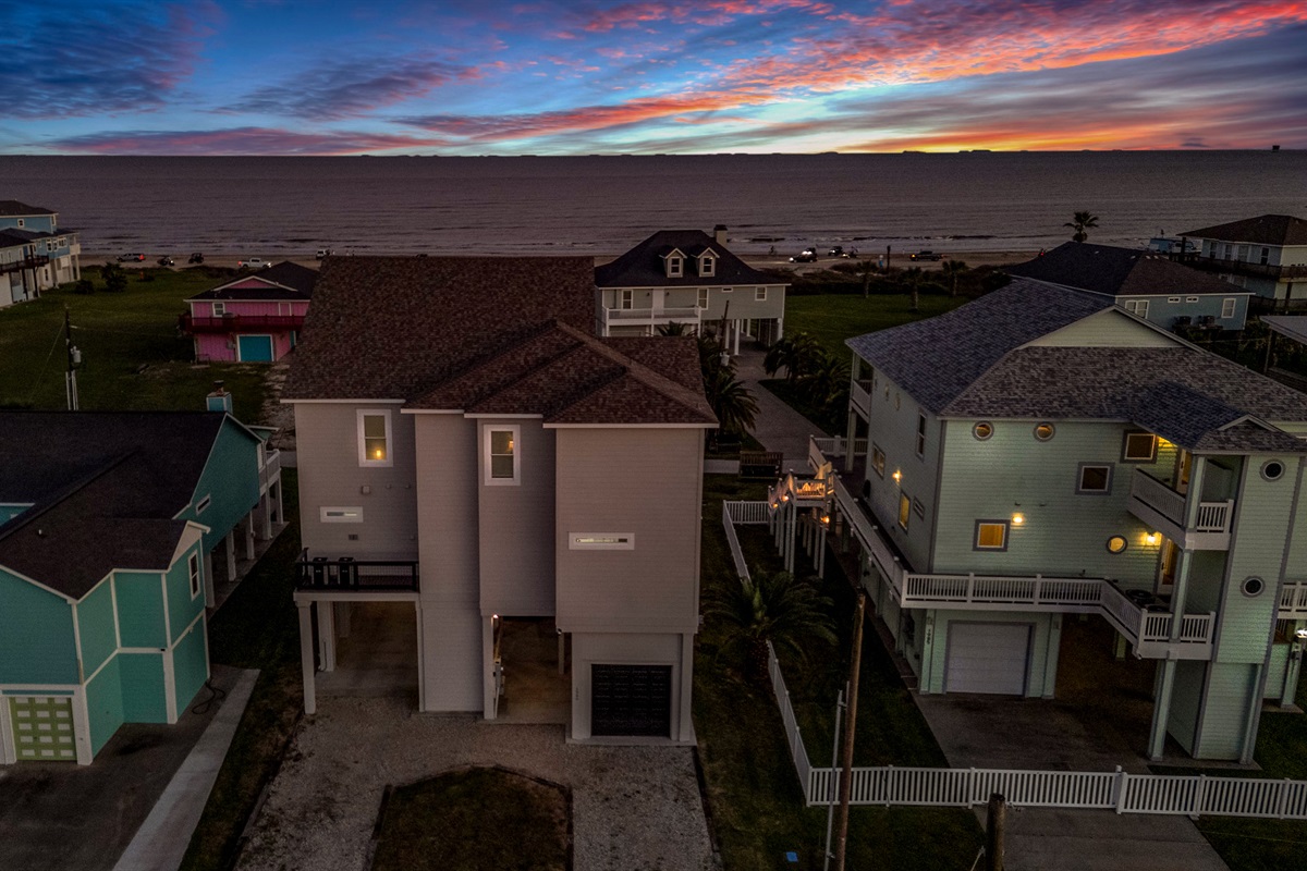 Costa Cristal Exterior: Modern, luxurious, and thoughtfully designed, the exterior features dramatic lines, and architectural details that define upscale living.