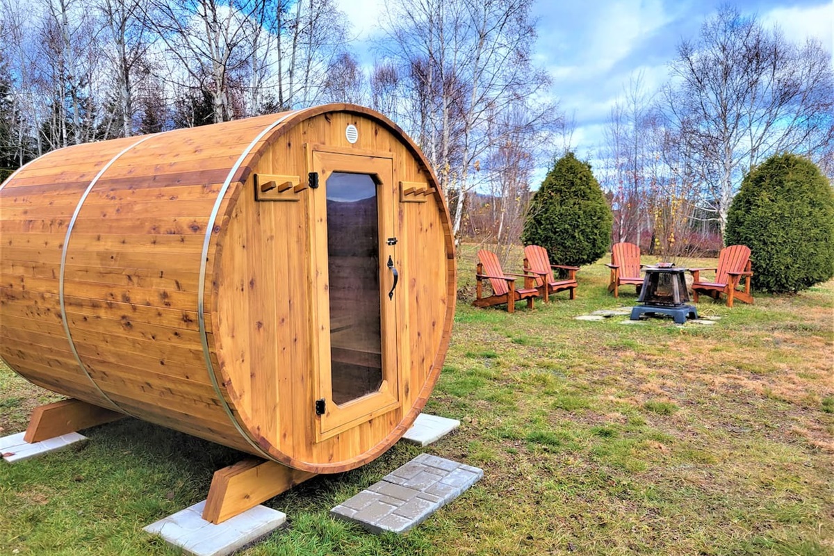 Vue extérieure de la cours, du sauna en baril de cèdre et de l'espace feu !

Le sauna est privé et ouvert à l'année WOW !
