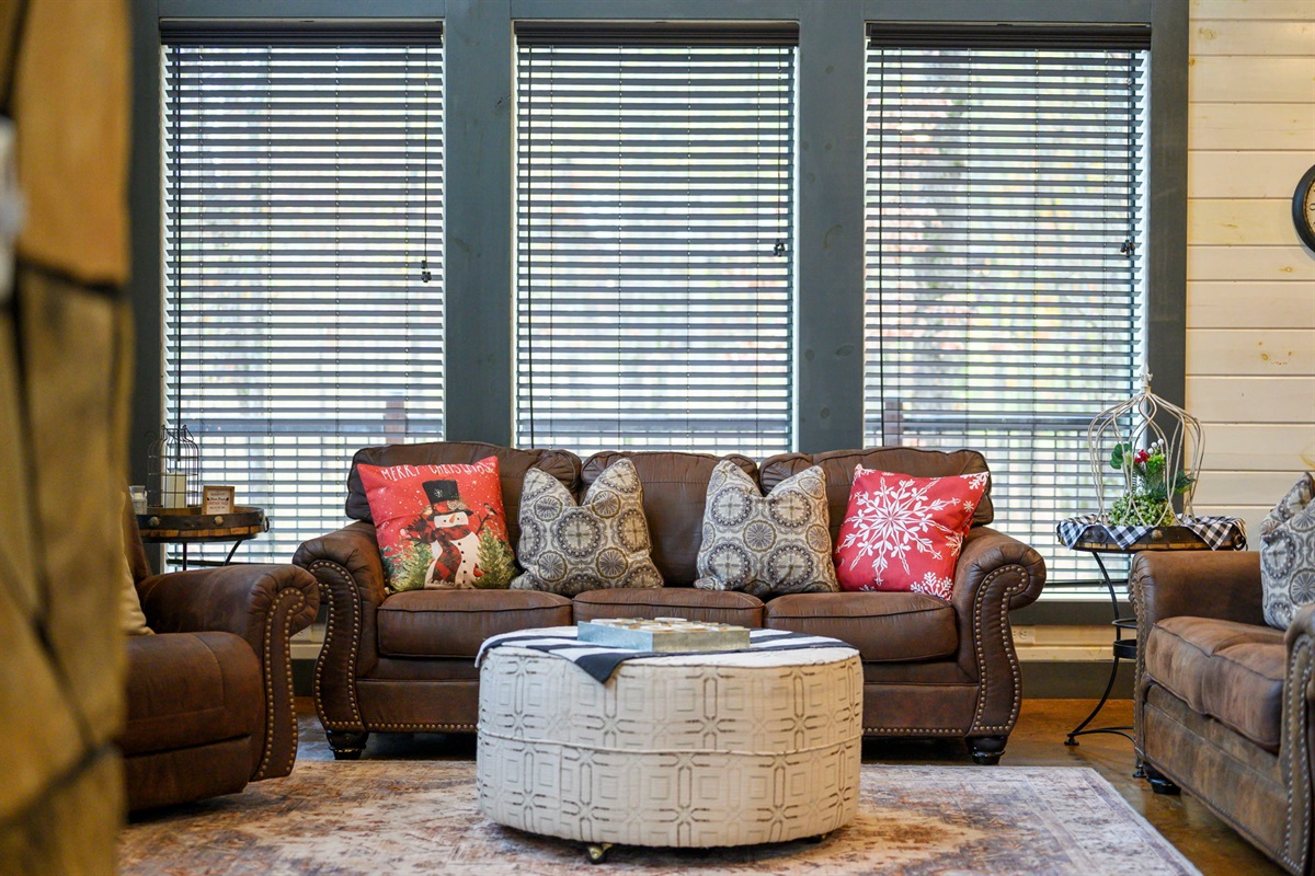 The living room at Round Here Buzz is all comfort and cozy vibes 🌲✨ Sink into the plush seating, enjoy the warm fireplace glow, and unwind in your own peaceful corner of Hochatown. Movie nights and lazy mornings welcome here 💫🕯️ 