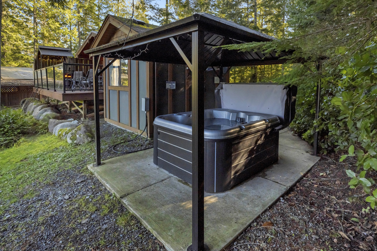 Private covered Hot Tub, Bunkhouse and large Cottage Deck