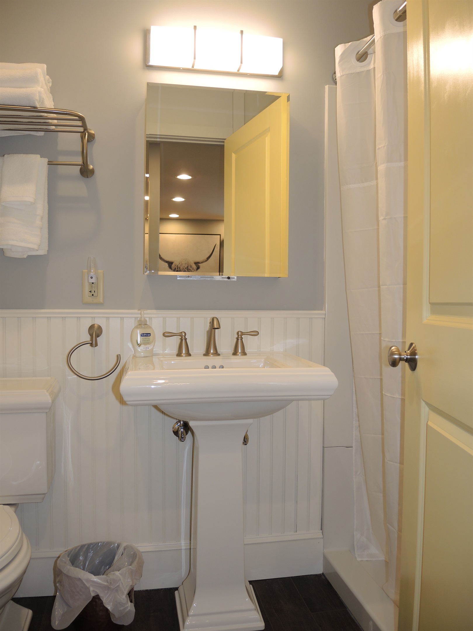 Creamery Apt 11 Bath w/ shower